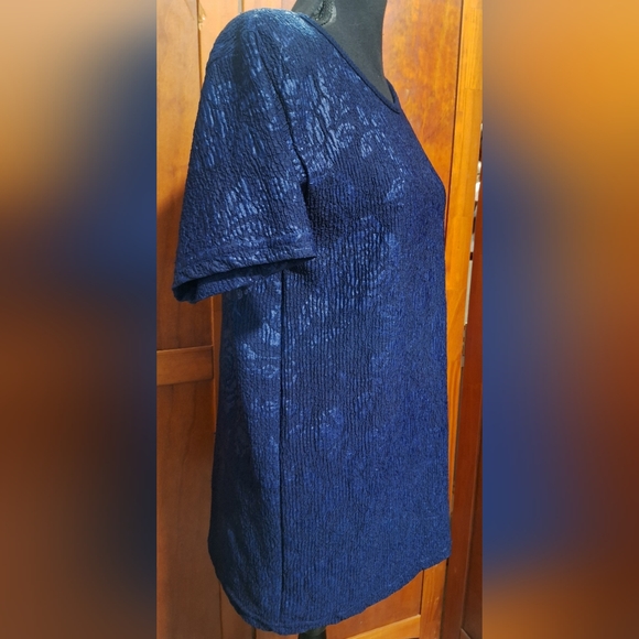 💙KAVIO DESIGNS women's dark blue floral blouse. Size M - Picture 2 of 5